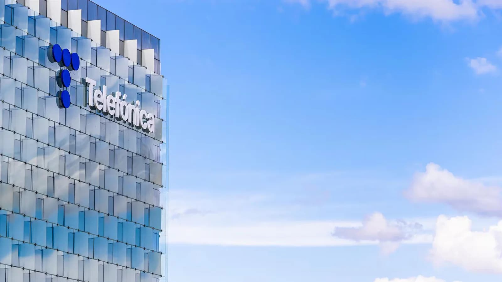 Telefónica redujo un 75% sus pérdidas en el primer semestre de 2026