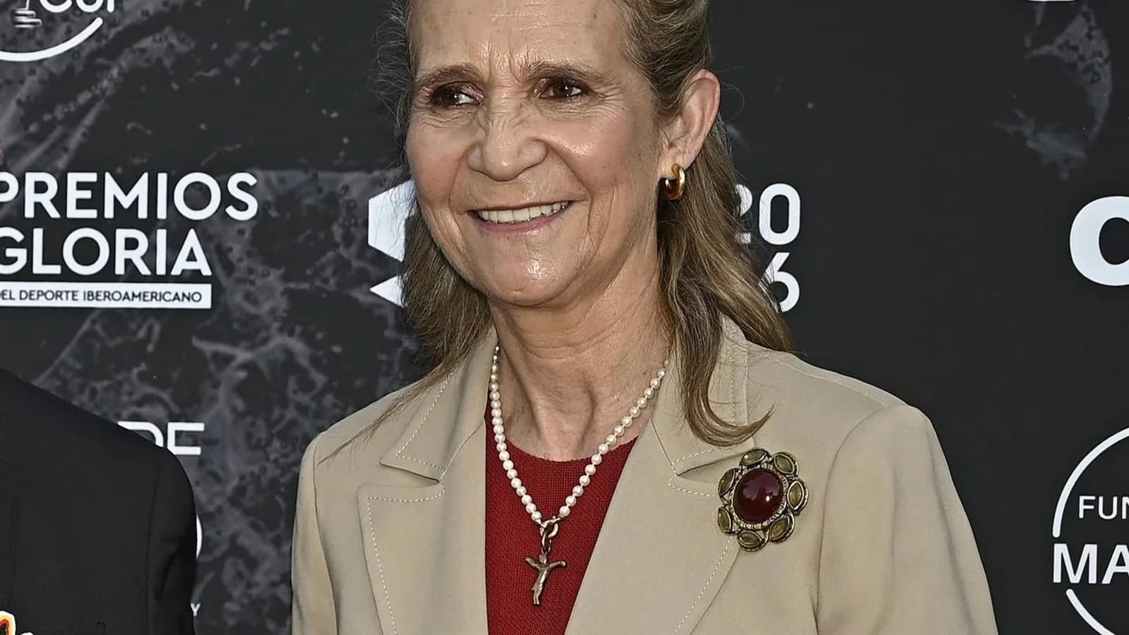 La infanta Elena reapareció sonriente tras el reencuentro de los Reyes Eméritos en Mallorca