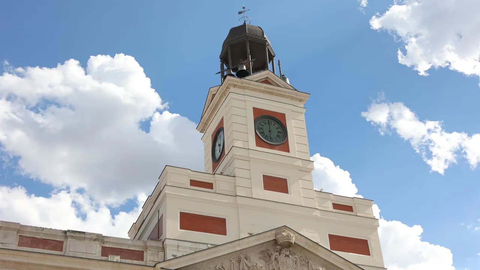 Más Madrid y PSOE exigen explicaciones por un ático adquirido para Ayuso