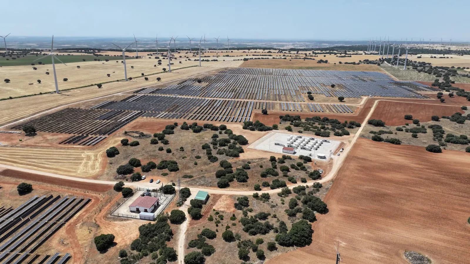 EDP activa en Cuenca un parque que combina energía eólica, solar y baterías