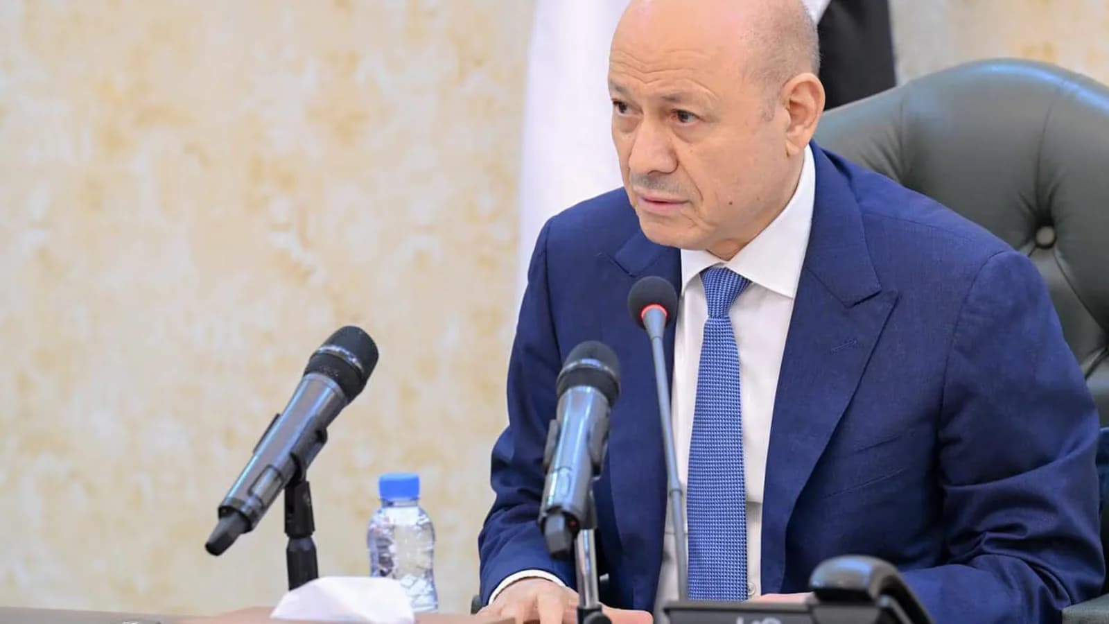 Yemen designó al ex primer ministro Bin Buraik como embajador en Arabia Saudita
