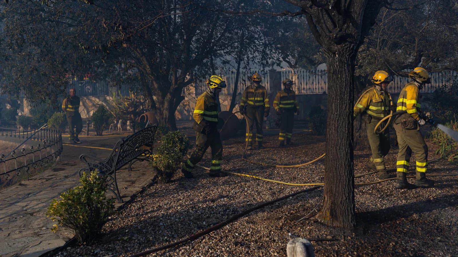 El incendio de Fermoselle reduce su peligrosidad, pero aún mantiene cuatro sectores activos