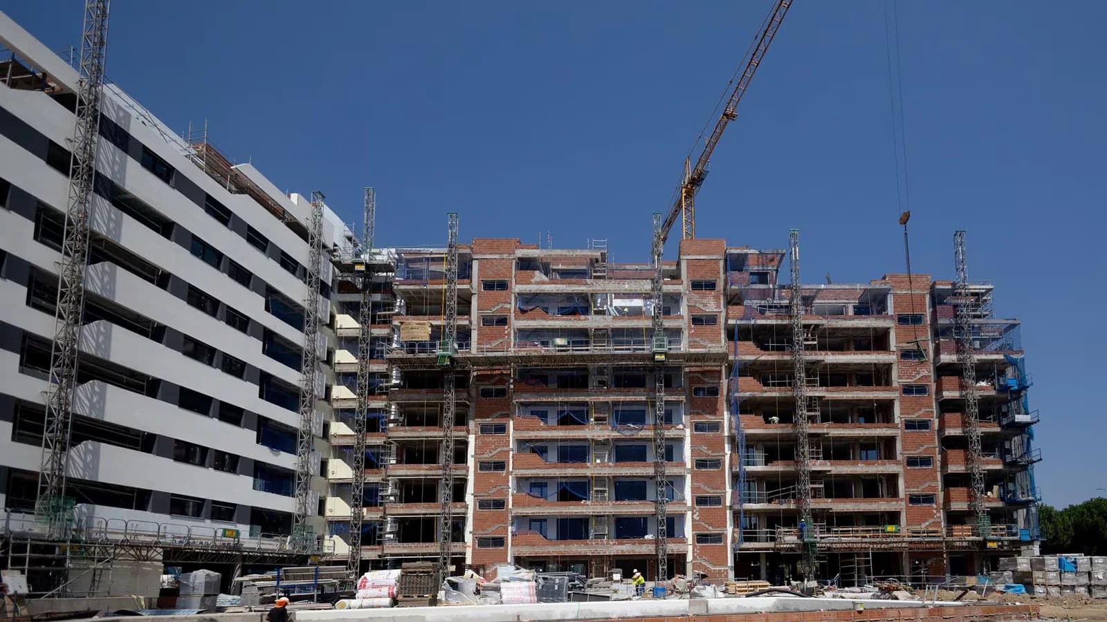 La compraventa de viviendas cayó 11,8% en mayo y el precio subió 8,8%