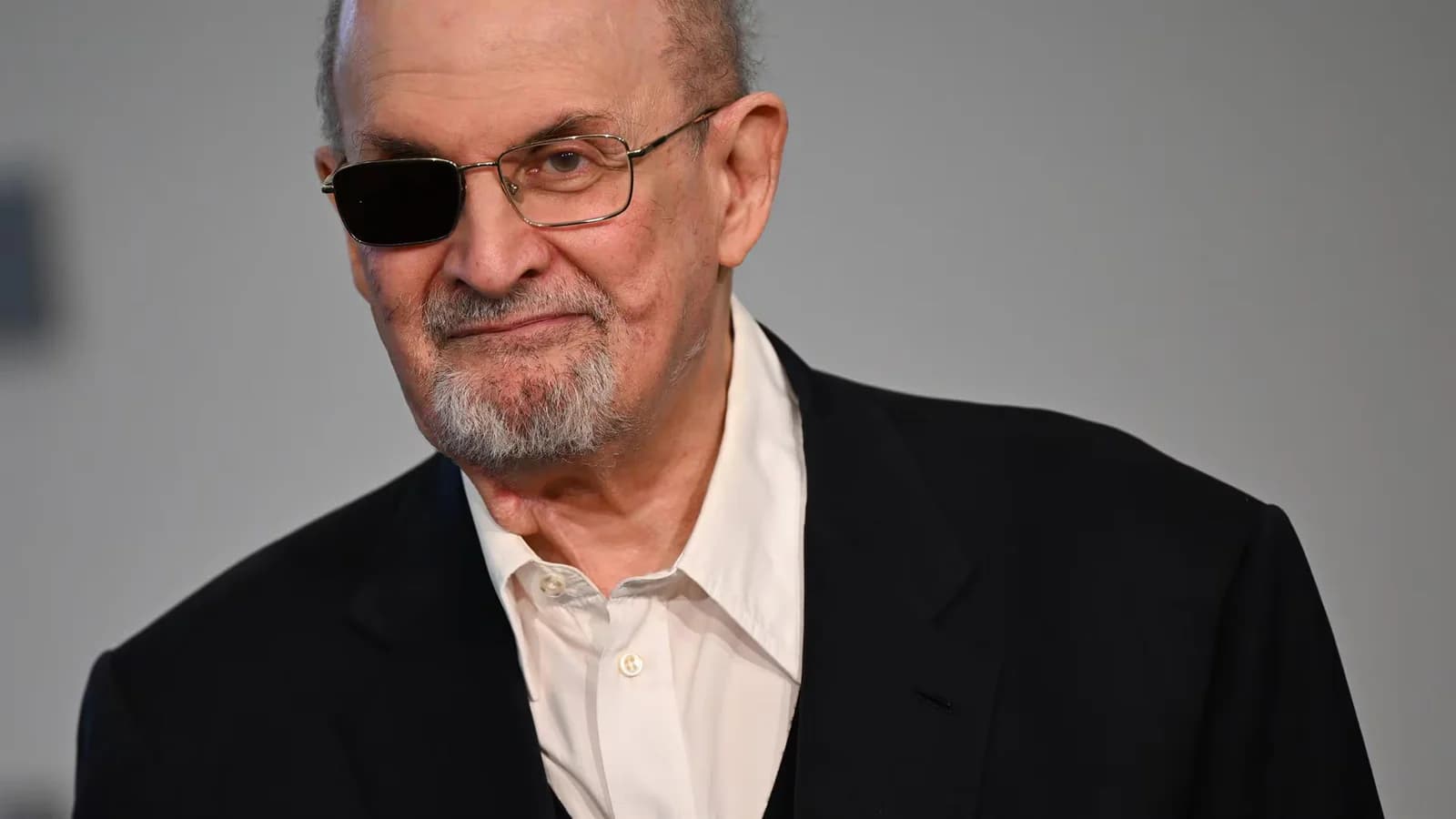 Declaran culpable de terrorismo al hombre que apuñaló a Salman Rushdie