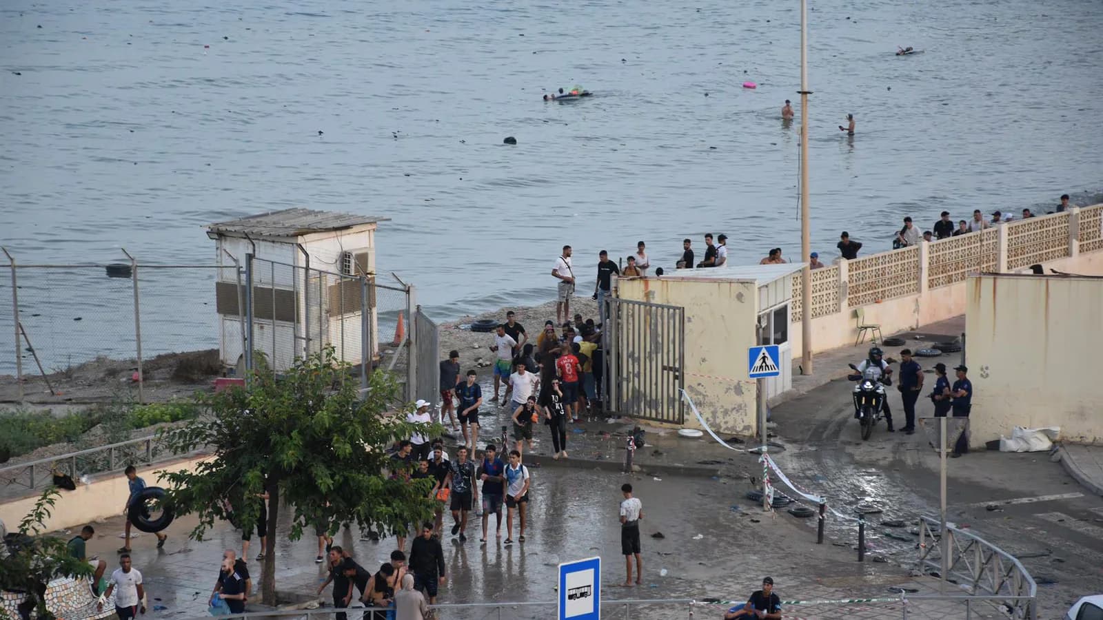 Continúa el ingreso de personas a Ceuta desde Marruecos tras una noche de tensión fronteriza