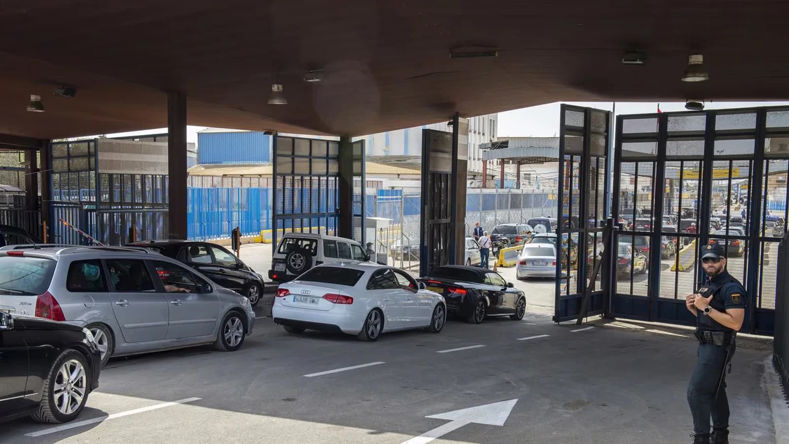Cierra el paso de Beni Enzar tras un intento de entrada masiva en Melilla