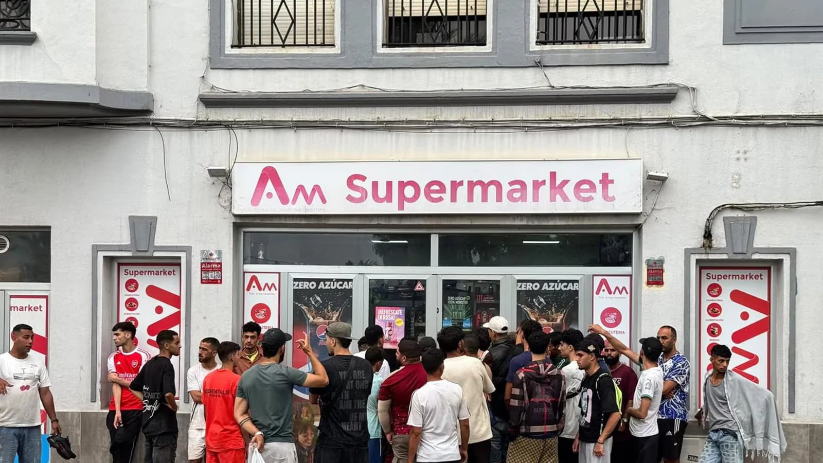 Tensión en Ceuta por las largas filas de migrantes frente a supermercados