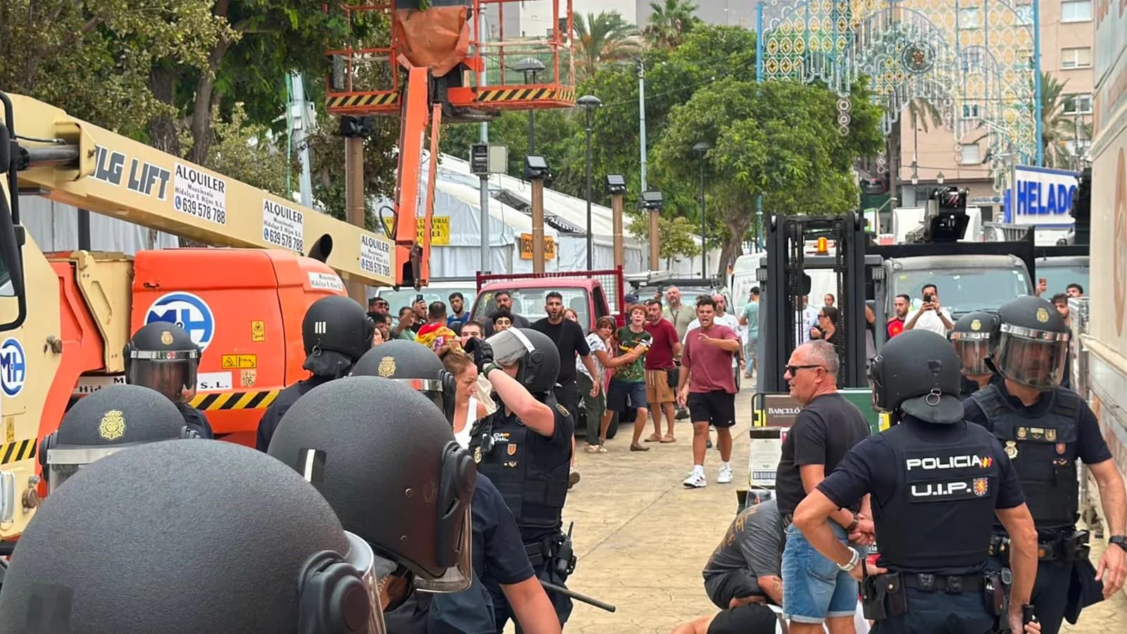 Sánchez llega a Ceuta entre insultos y tensión entre manifestantes y la Policía