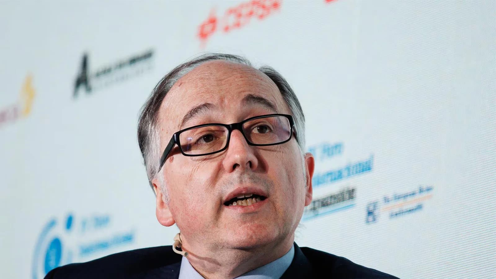 IAG se mantiene al margen de la puja por easyJet y sostendrá sus dividendos