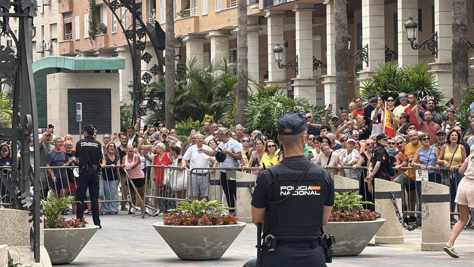 Sánchez dejó Ceuta entre insultos y pitidos, con el respaldo de diputados de Vox a los manifestantes
