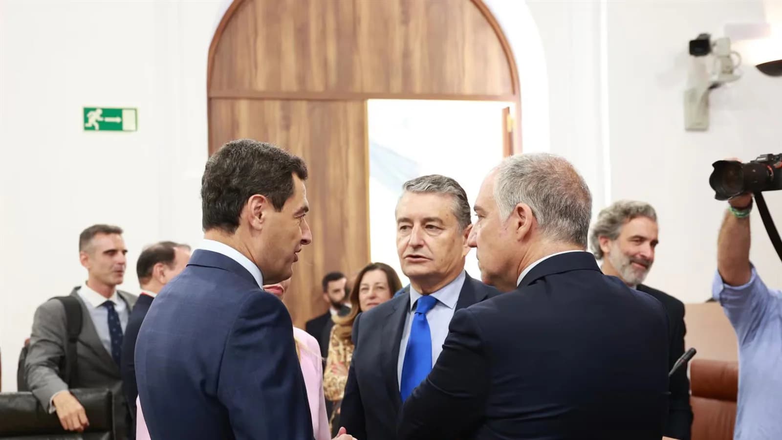 Moreno expresa su solidaridad con Ceuta ante la llegada de migrantes desde Marruecos