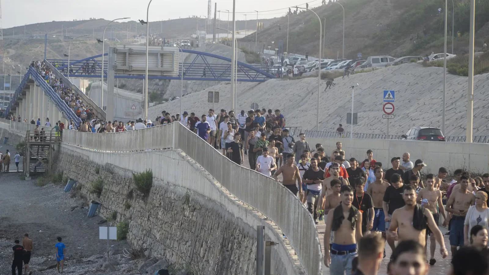 El Gobierno calcula que 150 personas por minuto regresan a Marruecos desde Ceuta
