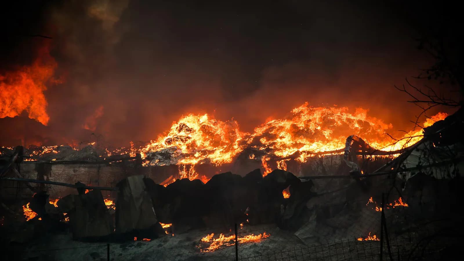 Grecia mantiene la máxima alerta en Atenas por incendios avivados por el viento