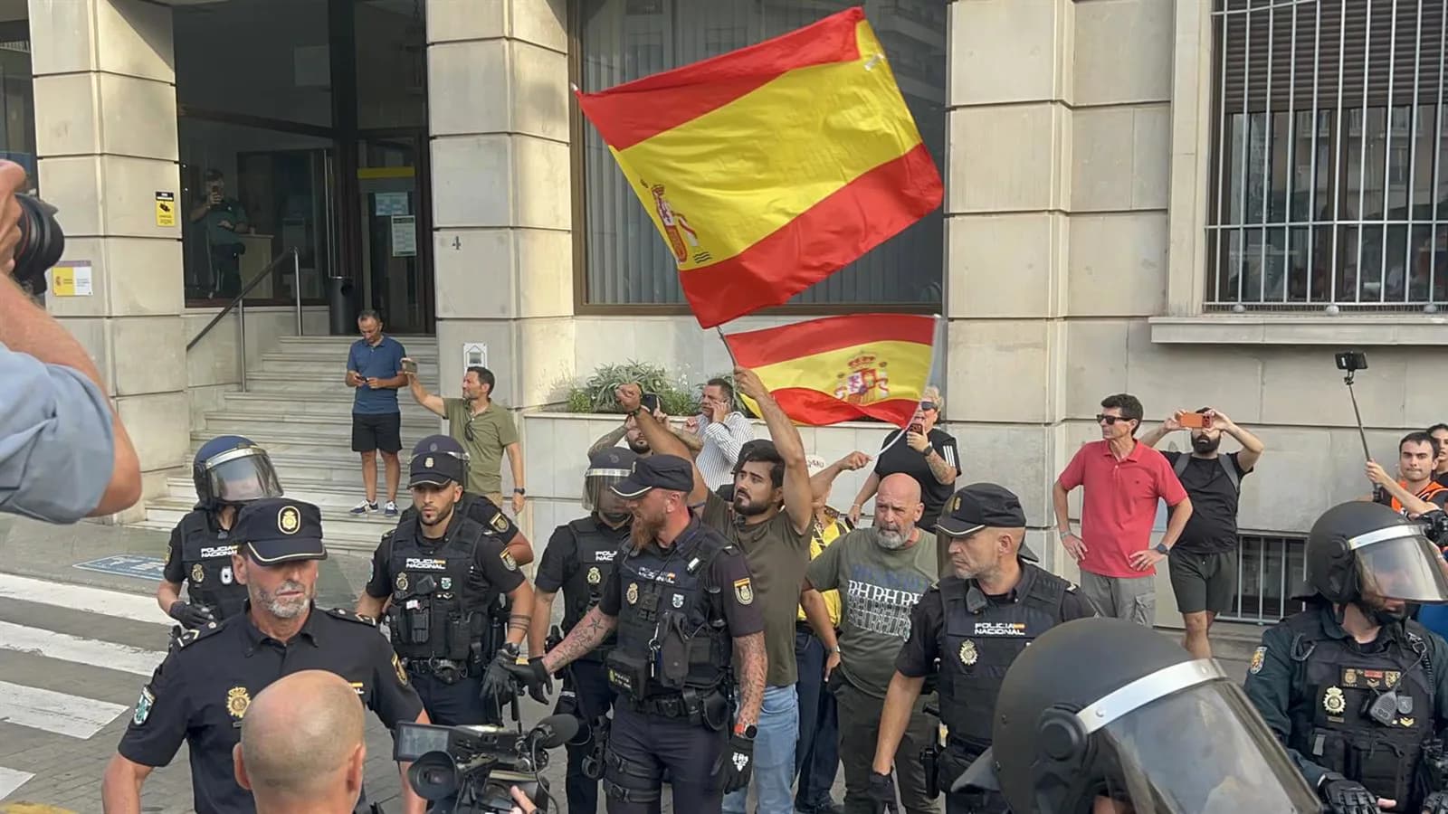 Alvise Pérez fue evacuado por la Policía tras una protesta en Ceuta