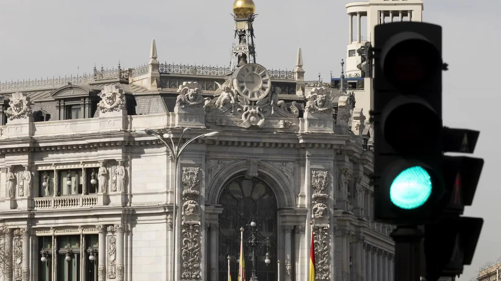 El Tesoro español retoma en agosto las subastas y cancela la del 20