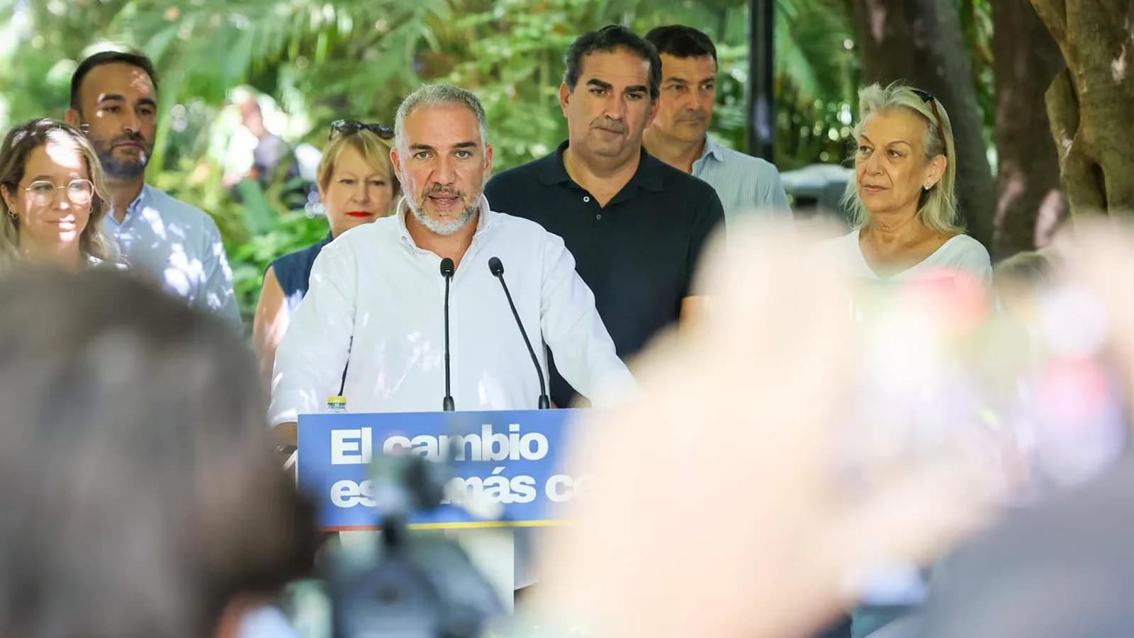 Bendodo promete priorizar la regeneración de las playas de Málaga si gobierna el PP