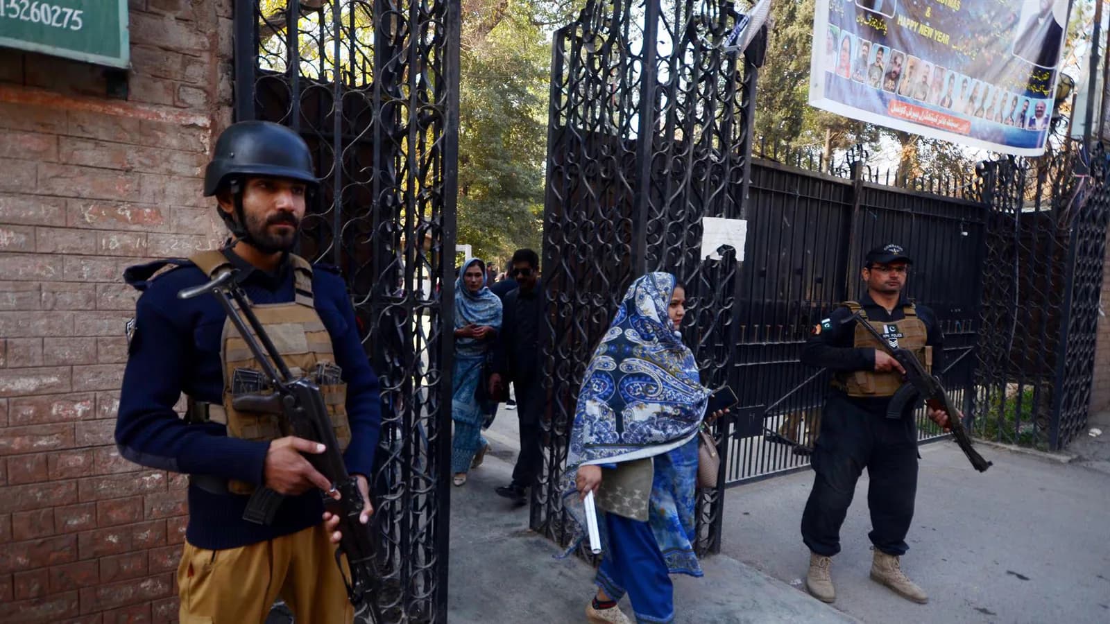 Atentado suicida en una comisaría de Pakistán: 14 muertos y 22 heridos