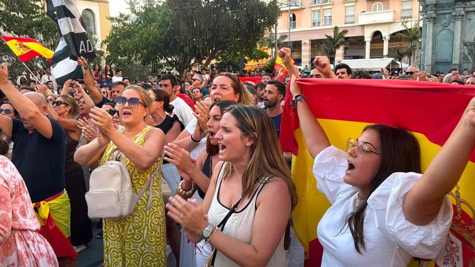 Tensión y cruces durante una marcha convocada por Vito Quiles en Ceuta