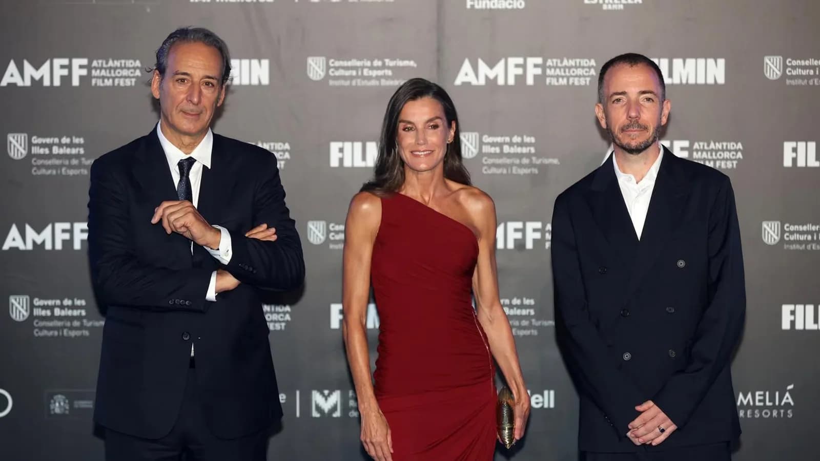 Letizia clausuró el Atlàntida Mallorca Film Fest y entregó el premio a Alexandre Desplat