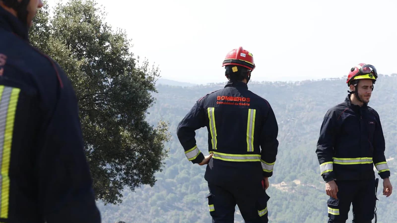 El incendio de la Sierra Oeste pasa otra noche sin reactivaciones