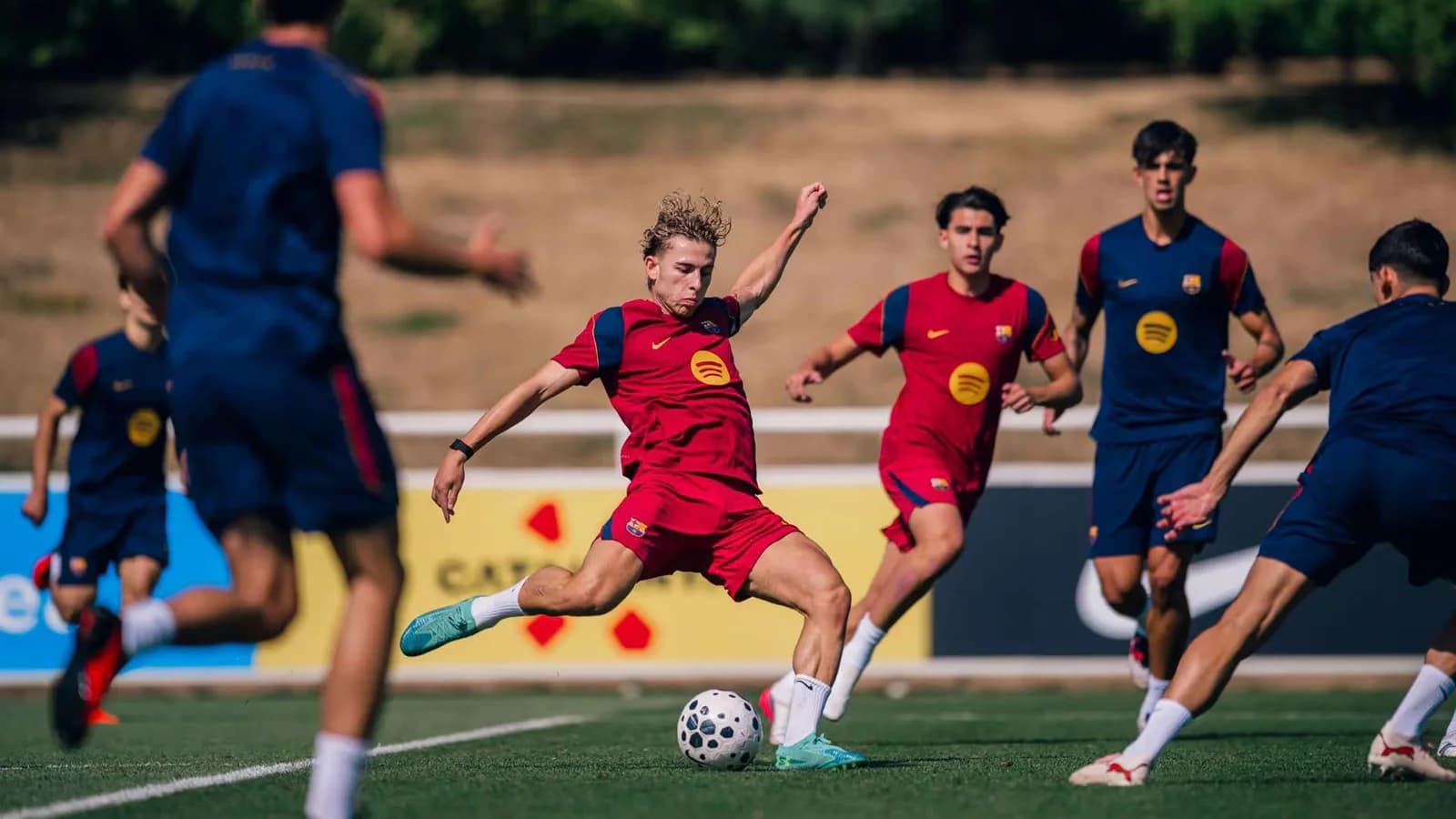 Barcelona cerró su concentración en Inglaterra con un partido de entrenamiento