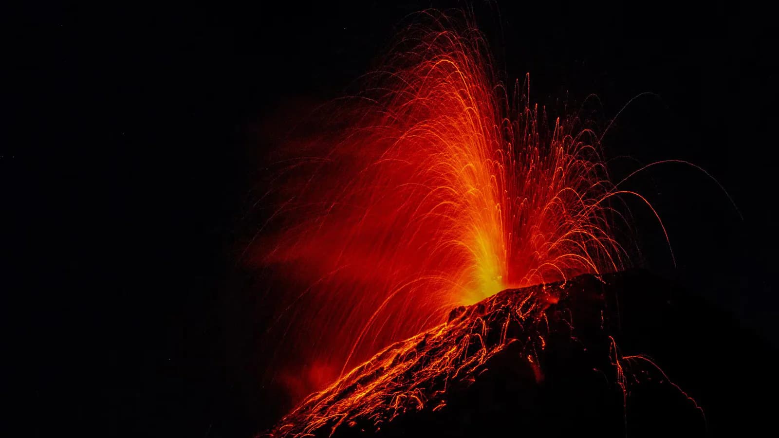 El volcán de Fuego eleva su actividad y provoca evacuaciones en Guatemala