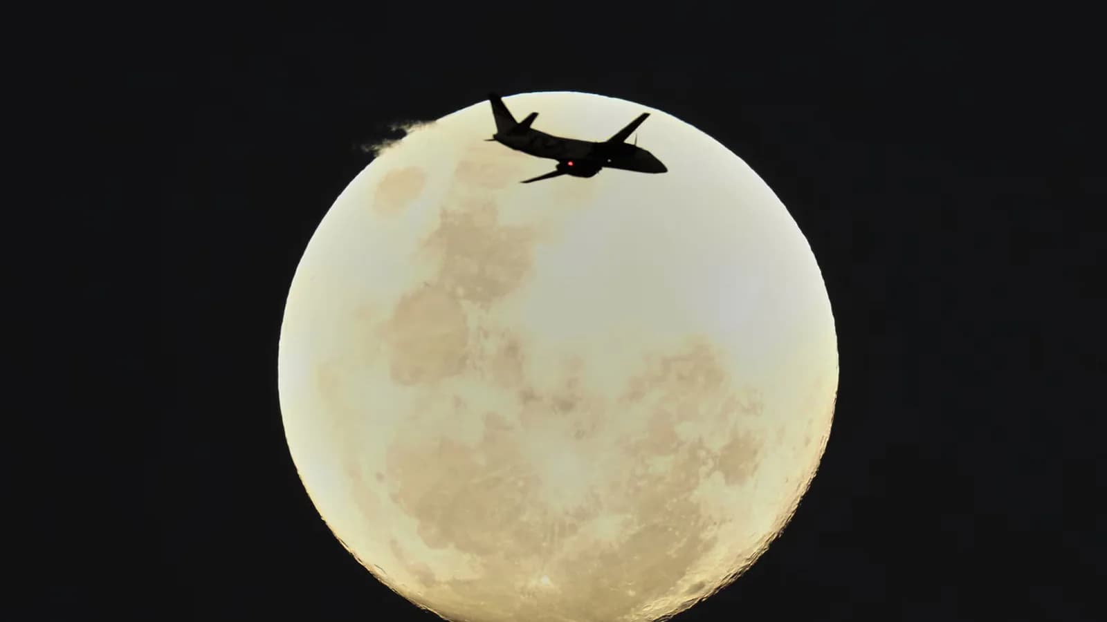Un avión, la Luna llena y el instante preciso