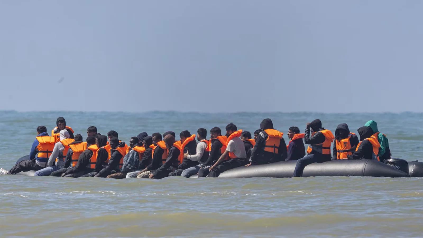Rescatan a 157 migrantes tras incendiarse una embarcación en el Canal de la Mancha