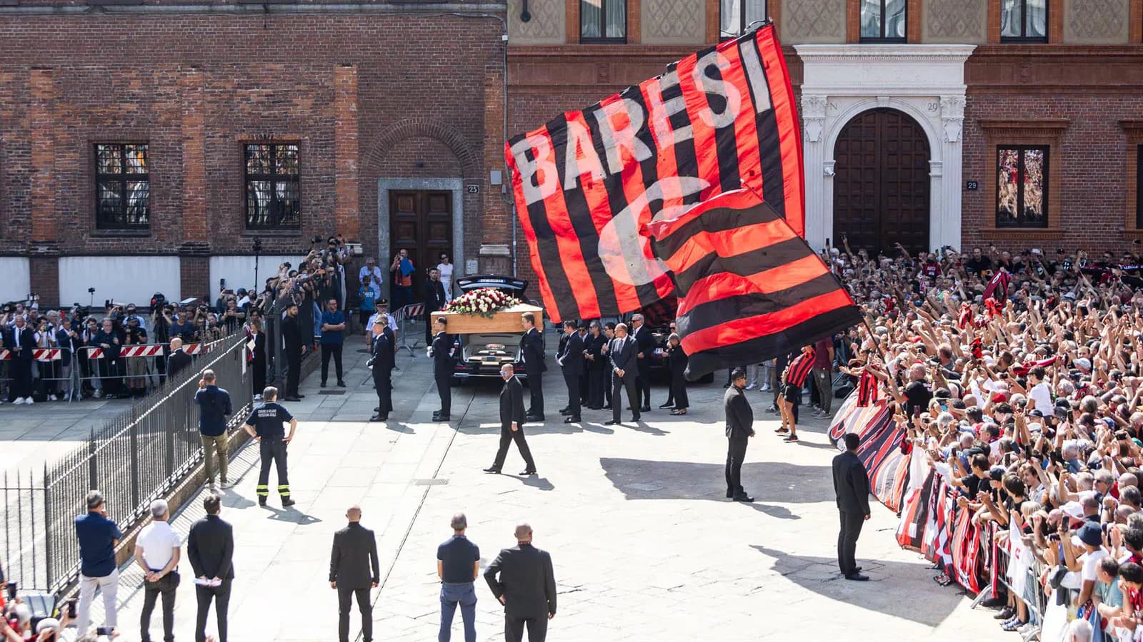 Multitudinario funeral en Milán para despedir al exfutbolista Franco Baresi