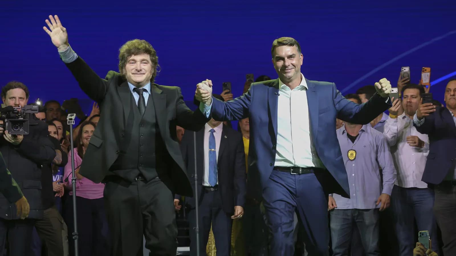 Milei volvió a llamar “ladrón” a Lula y respaldó a Flávio Bolsonaro