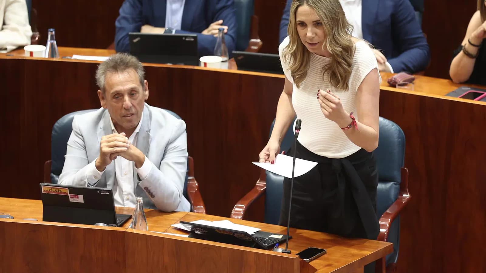 El PSOE-M pide conocer el costo total del viaje de Ayuso a México