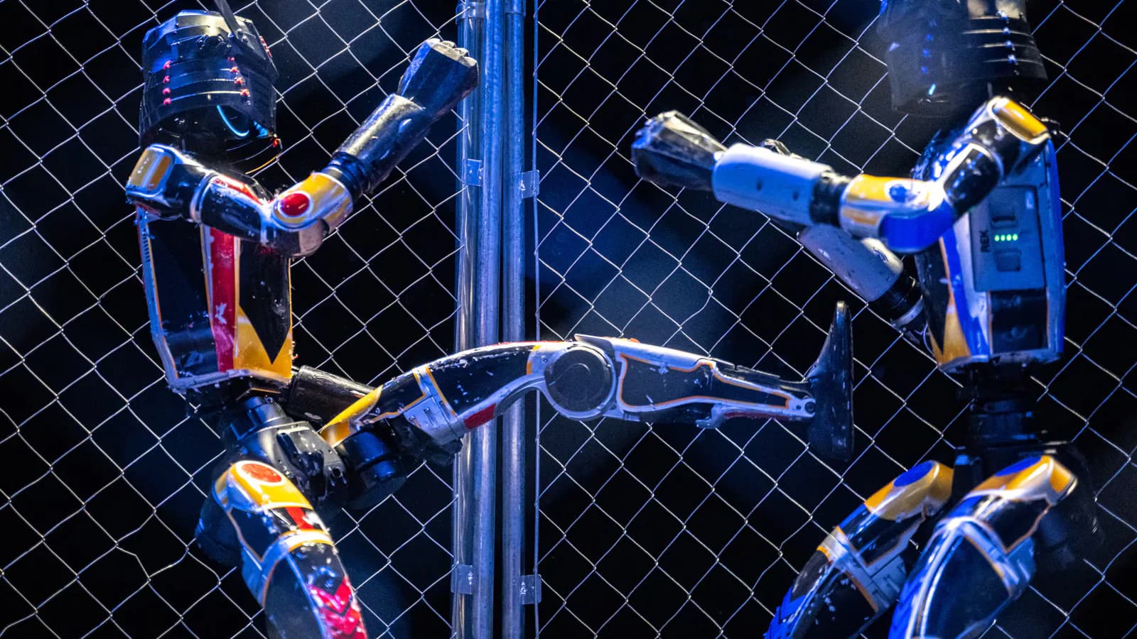 Robots humanoides protagonizan combates en una jaula durante un evento en Japón