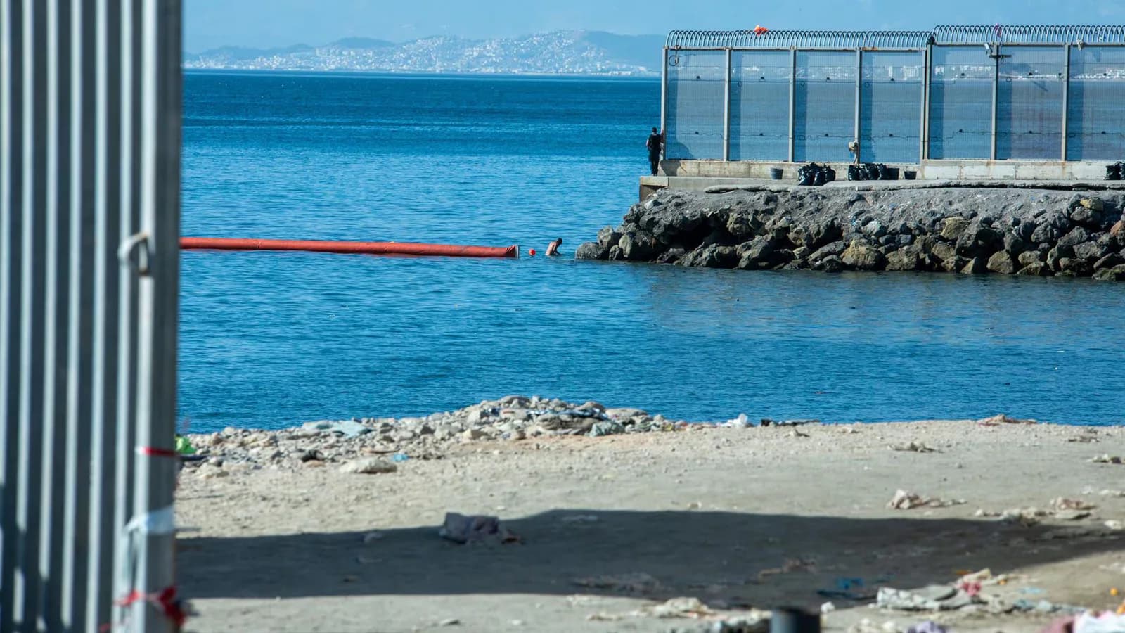La Fiscalía de Tetuán procesa a 25 personas por cruces irregulares hacia Ceuta
