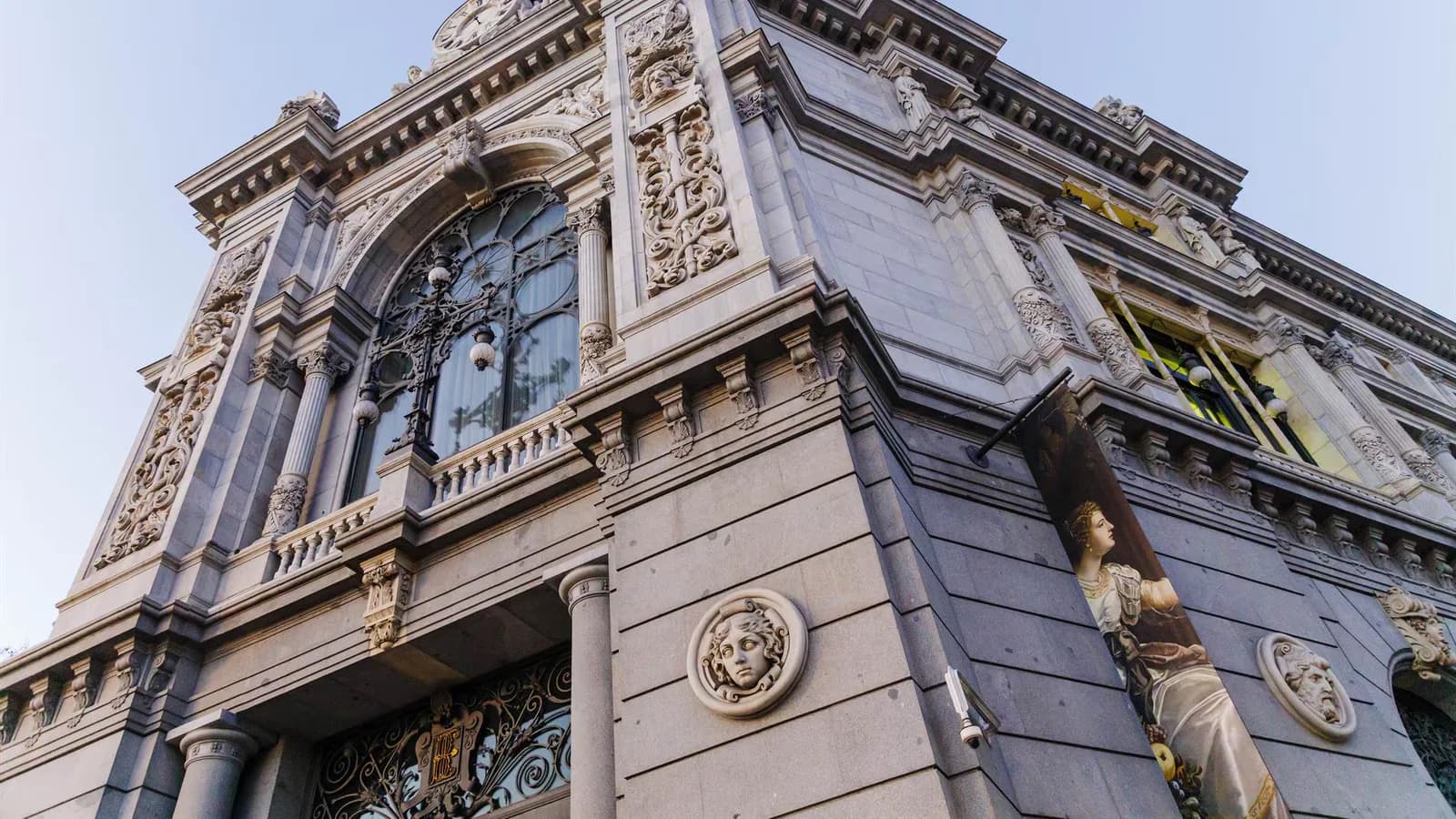 El Tesoro español adjudica 6.042,8 millones y eleva los intereses ofrecidos