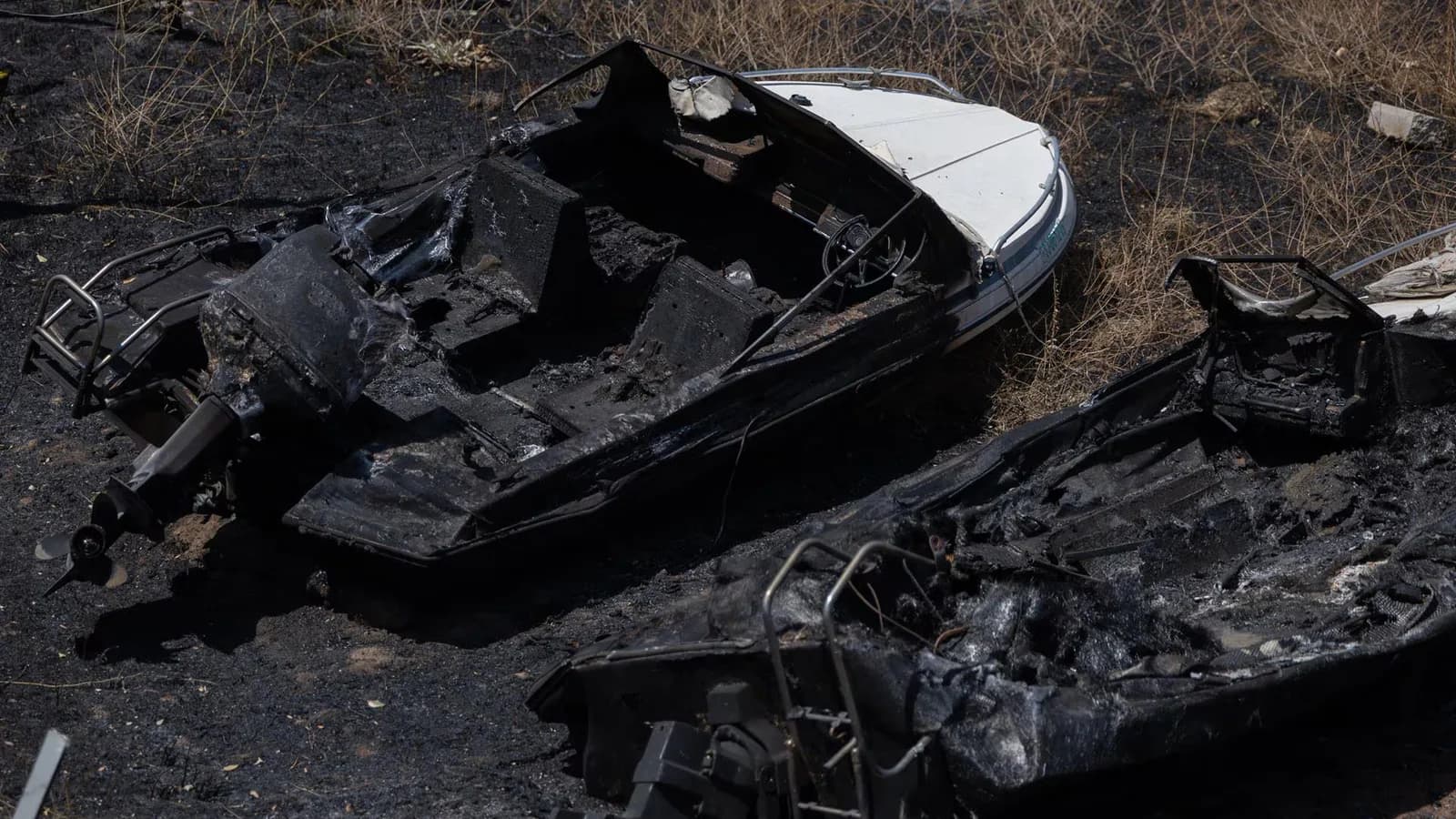 Siguen prohibidos el baño y la navegación en el Pantano de San Juan tras el incendio