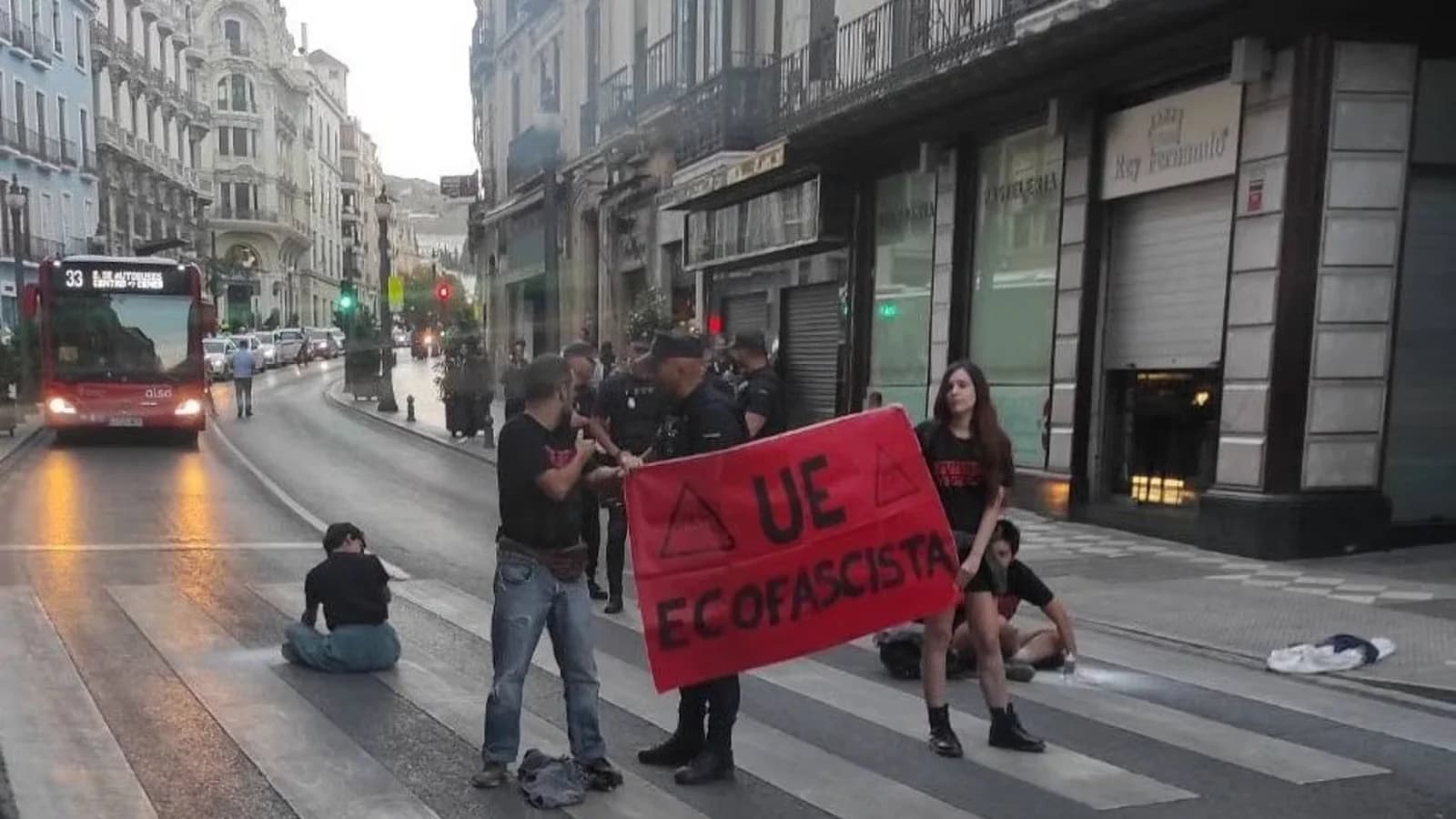 Tres activistas climáticas irán a juicio por una protesta en Granada en 2023