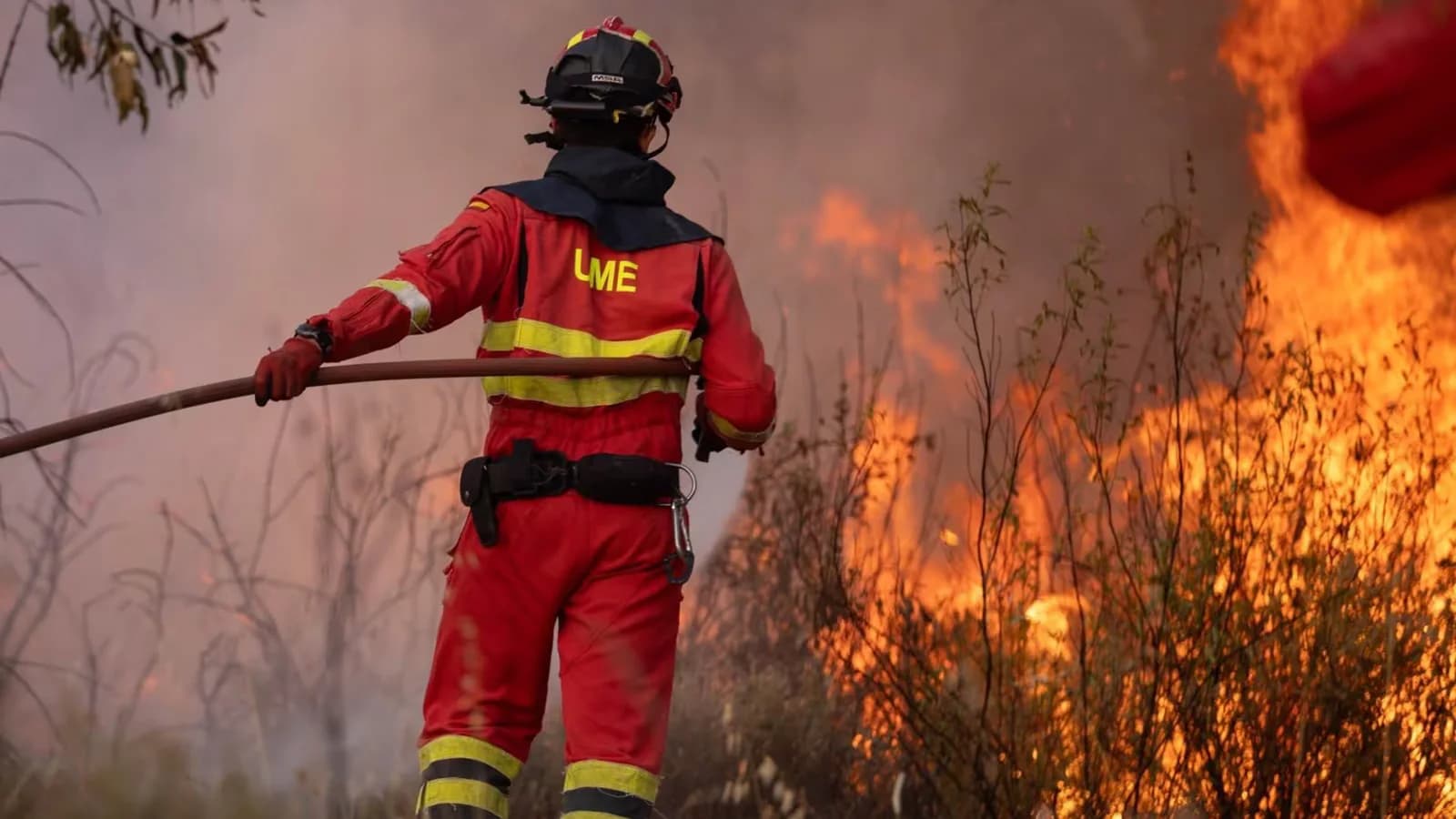 El incendio de Niebla supera las 4.000 hectáreas y complica las tareas de extinción