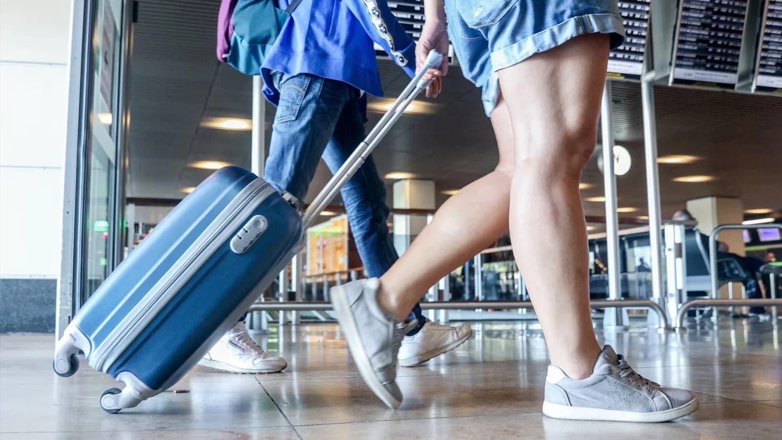España realiza controles a pasajeros de vuelos desde Italia en la puerta del avión
