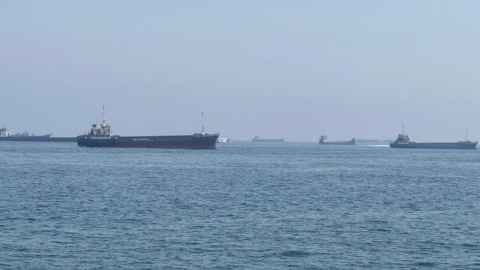 Emiratos denuncia un ataque con misil iraní contra un carguero en Ormuz