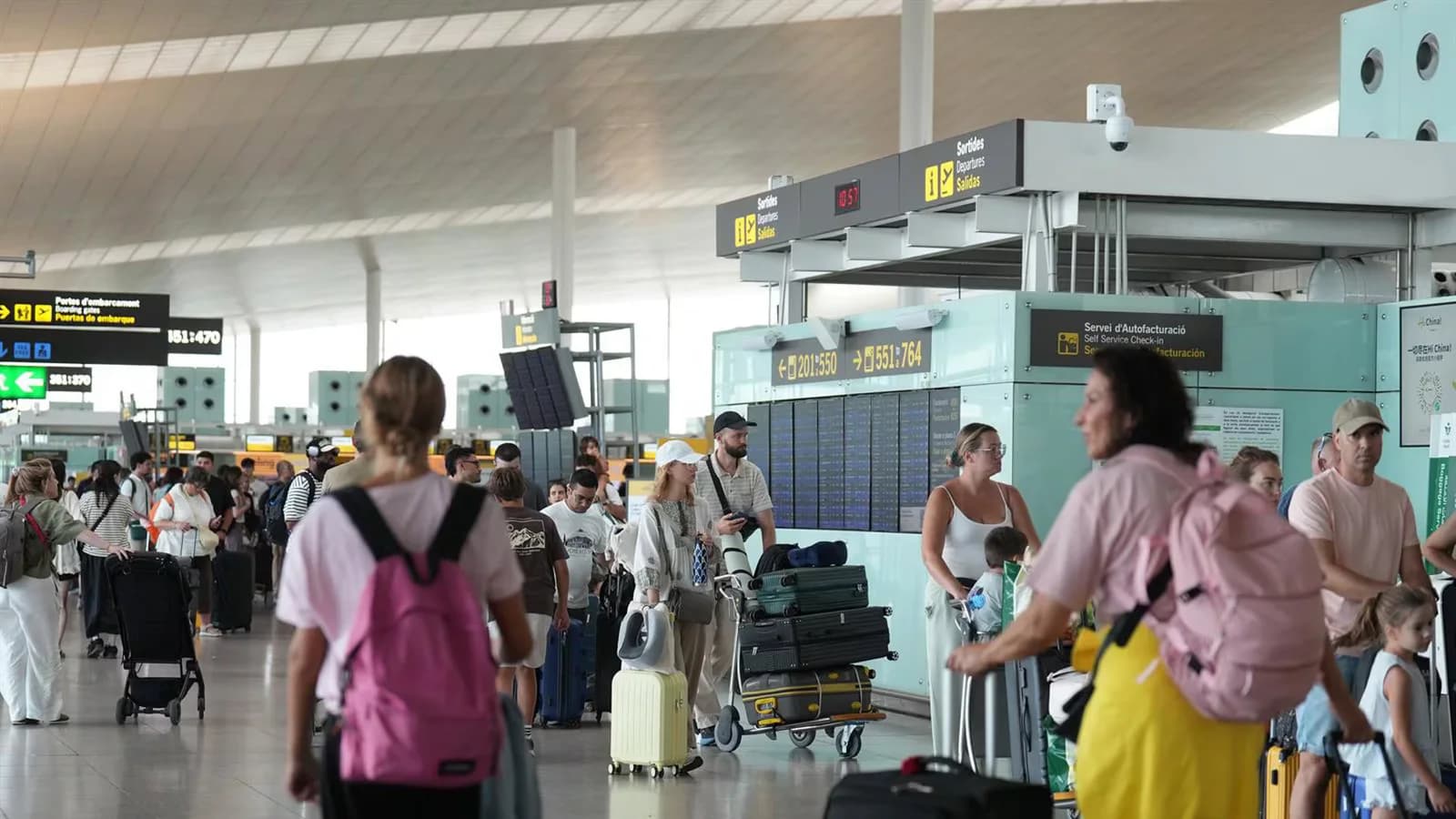 España extiende los controles a viajeros procedentes de Italia a cinco aeropuertos