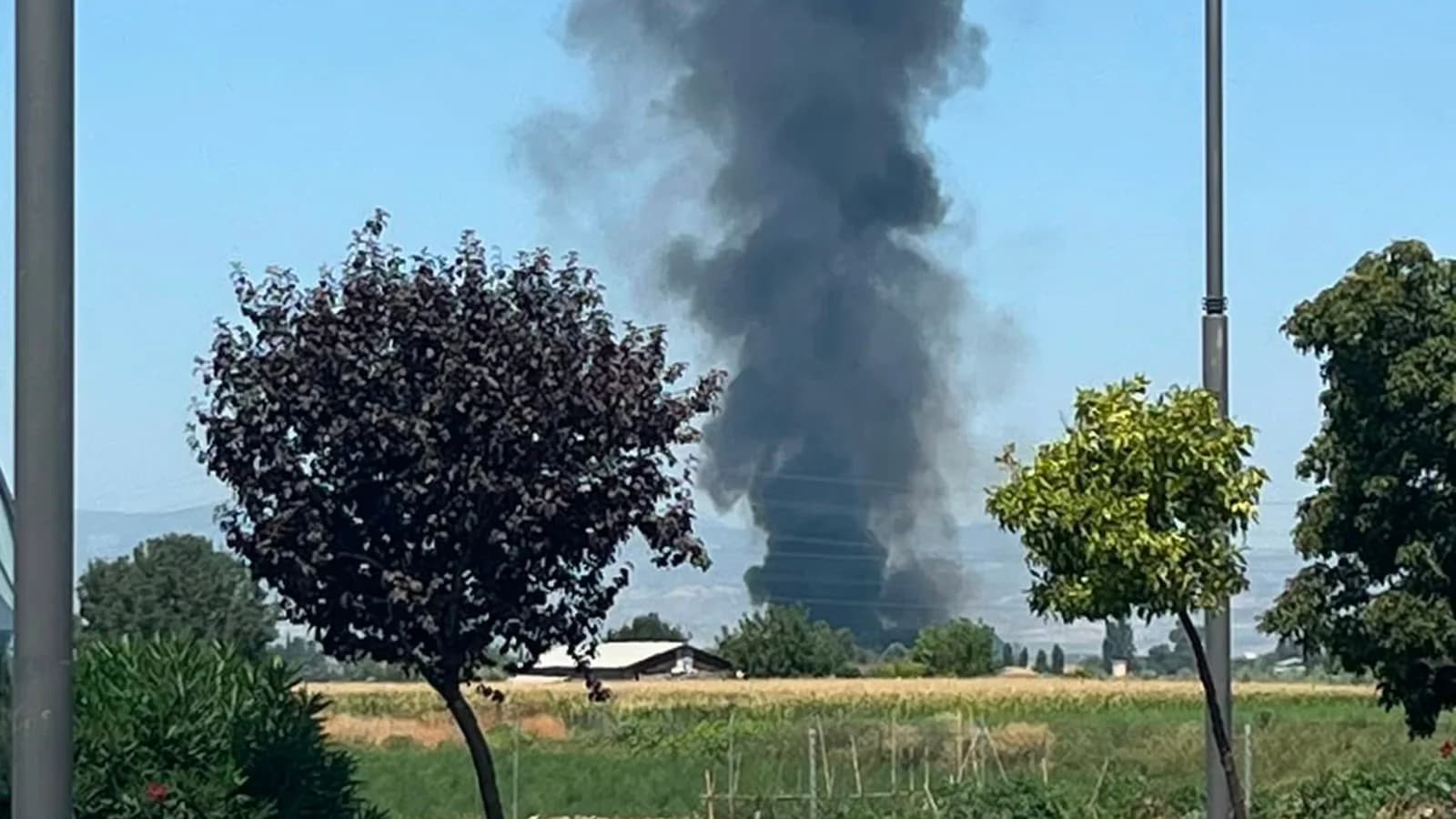 Incendio en una nave con chatarra junto a la zona de la Hípica de Granada
