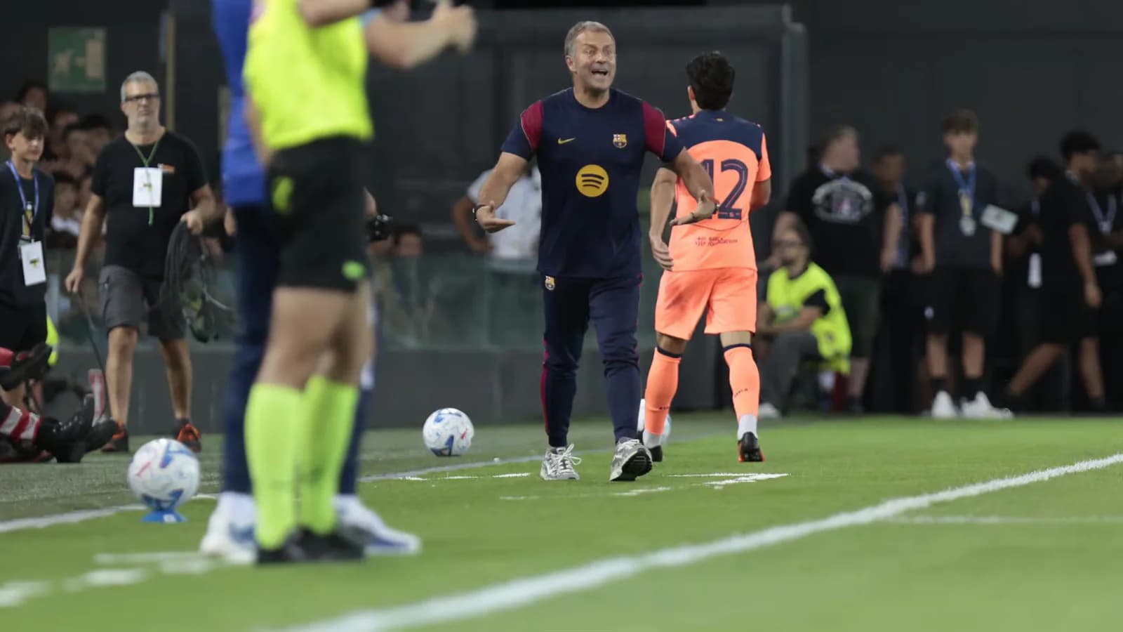Flick admite que Barcelona deberá tomar decisiones sobre Araújo, Casadó y Roony