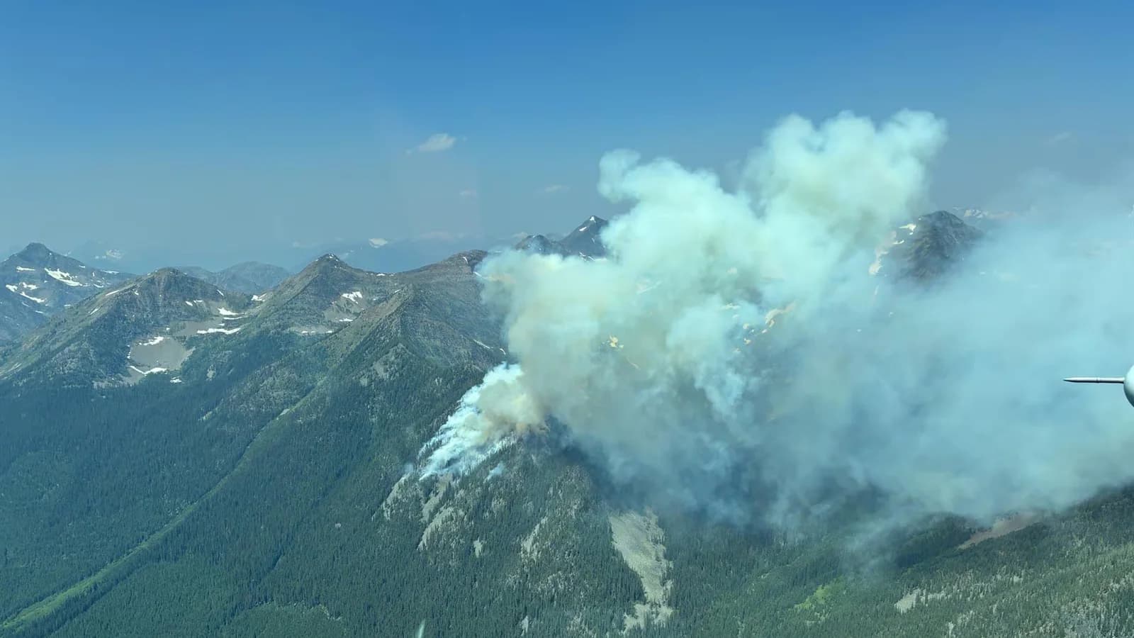 Columbia Británica declaró la emergencia por un incendio que obligó a evacuar a 20.000 personas