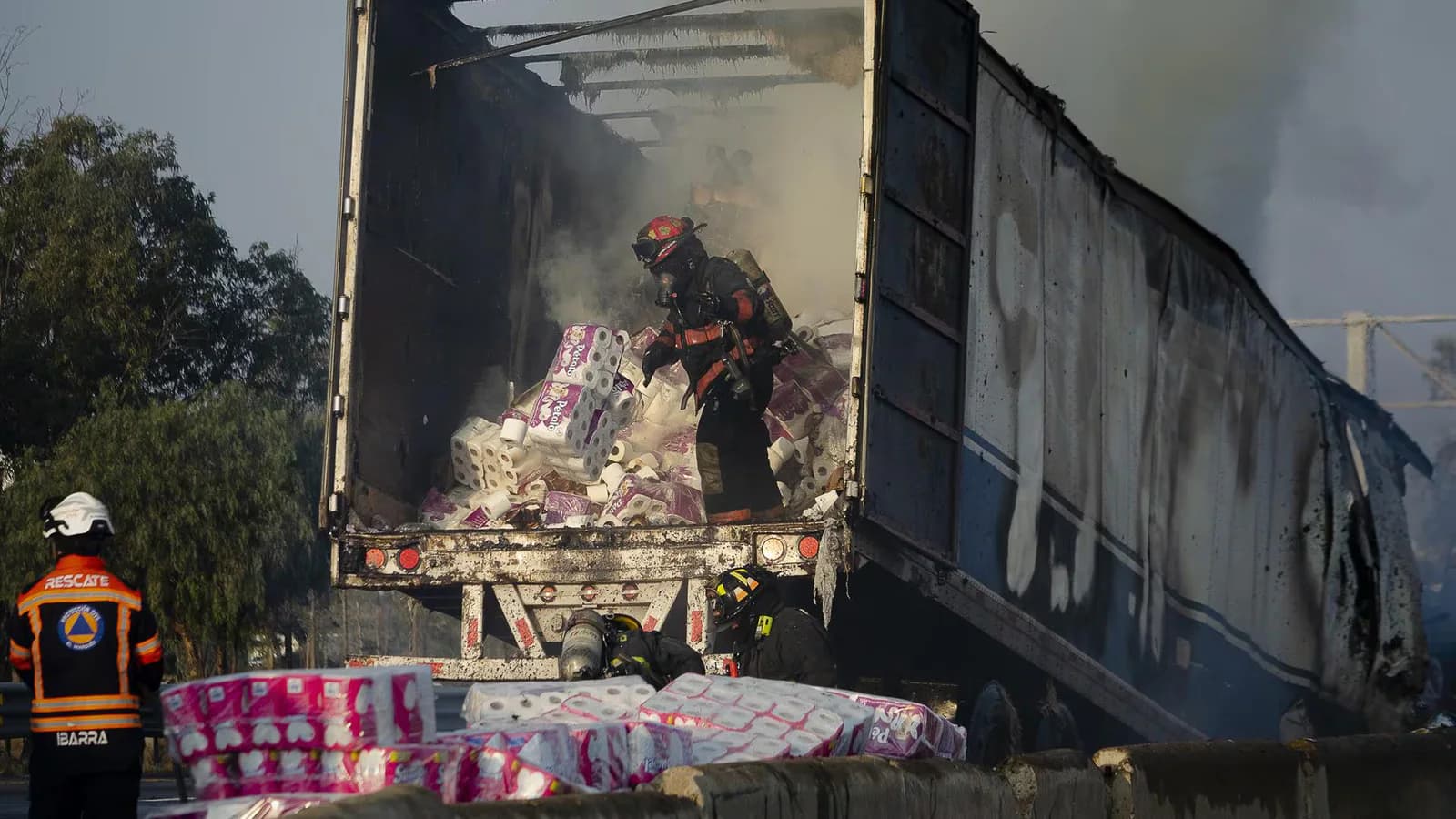 Trece muertos y cuatro heridos tras el choque de una miniván contra un tráiler en Cusco