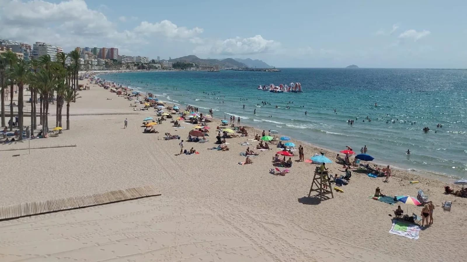 Investigan la muerte de un hombre hallado en una hamaca en una playa de Alicante