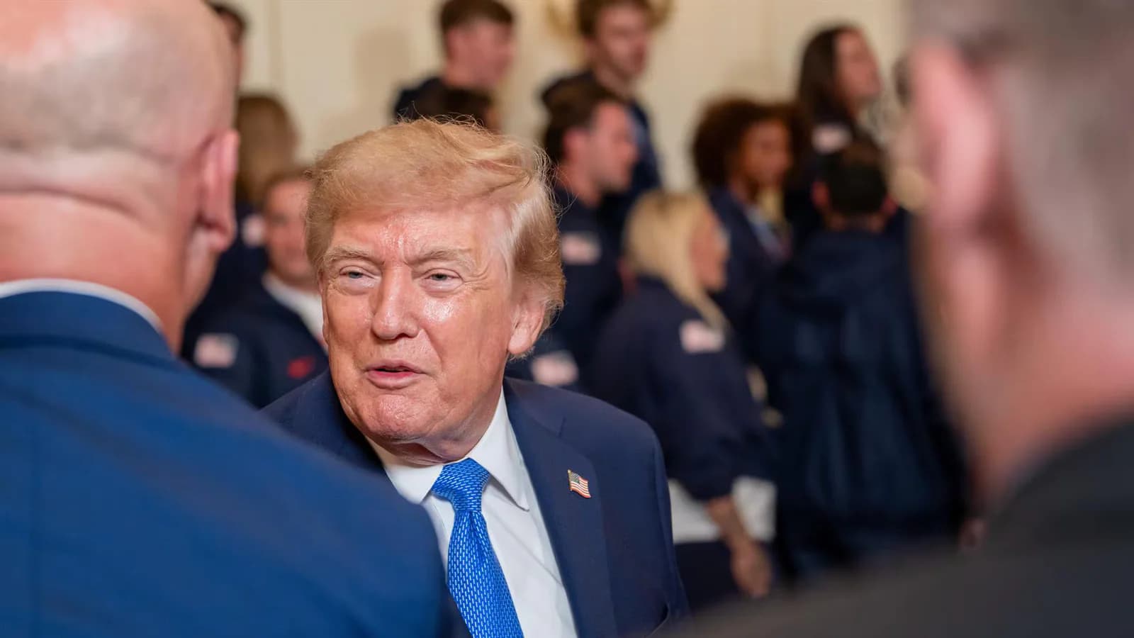 Trump dice que negocia “a medias” con Irán y espera el desgaste de Teherán