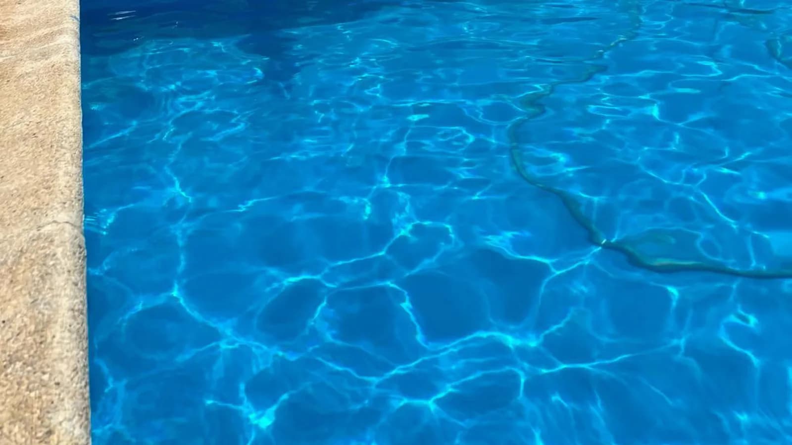 Investigan la muerte de un joven hallado en una piscina en Málaga capital