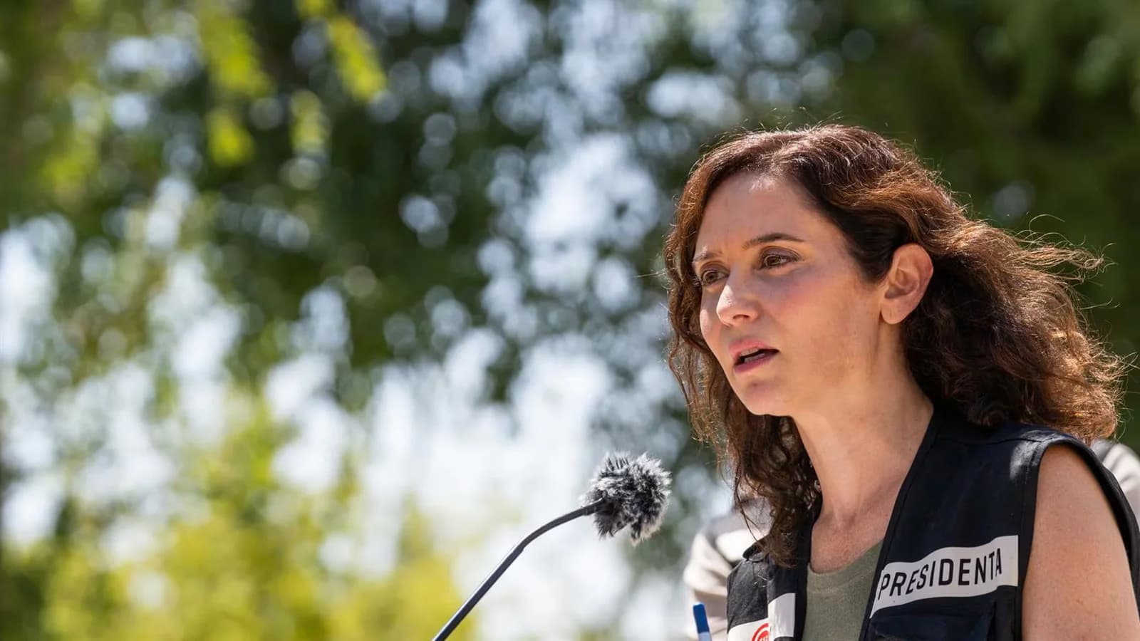 Ayuso acusa a Sánchez de dañar a la UE con su política migratoria y critica a Italia