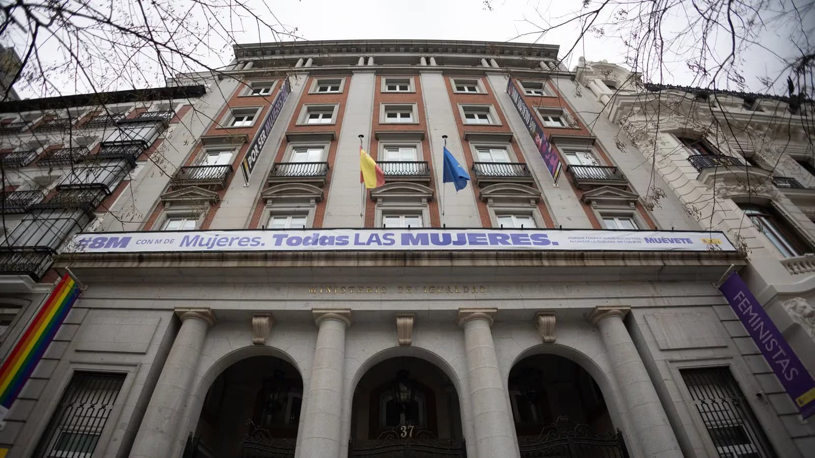 Igualdad requirió a Sagunto y a una federación por un cartel sexista