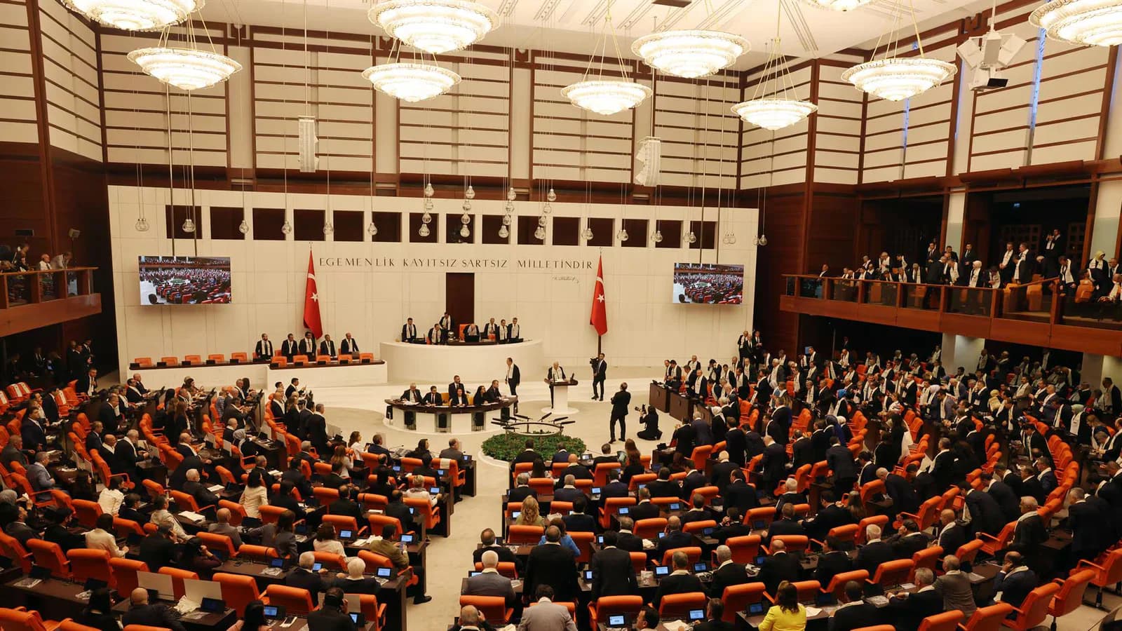 El Parlamento turco aprueba suspender procesos y condenas de miembros del PKK